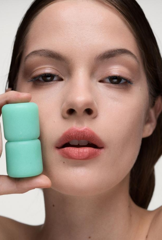 SIMIHAZE BEAUTY تقدم أحمر الشفاه الشهير VELVET BLUR