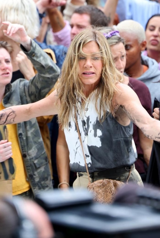 جينيفر أنيستون خلال واقعة إلقاء الزيت الأسود 