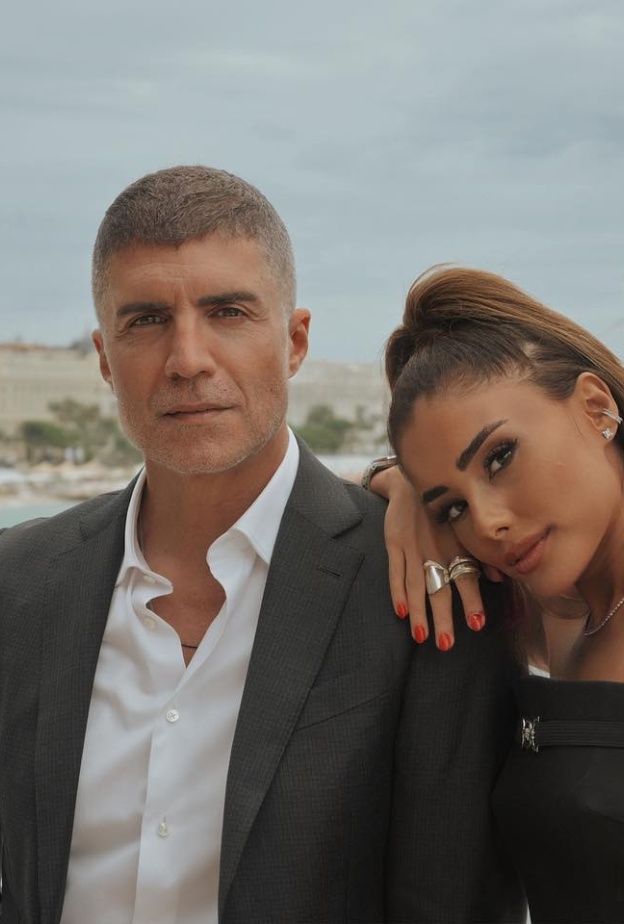 اوزجان دينيز وزوجته 