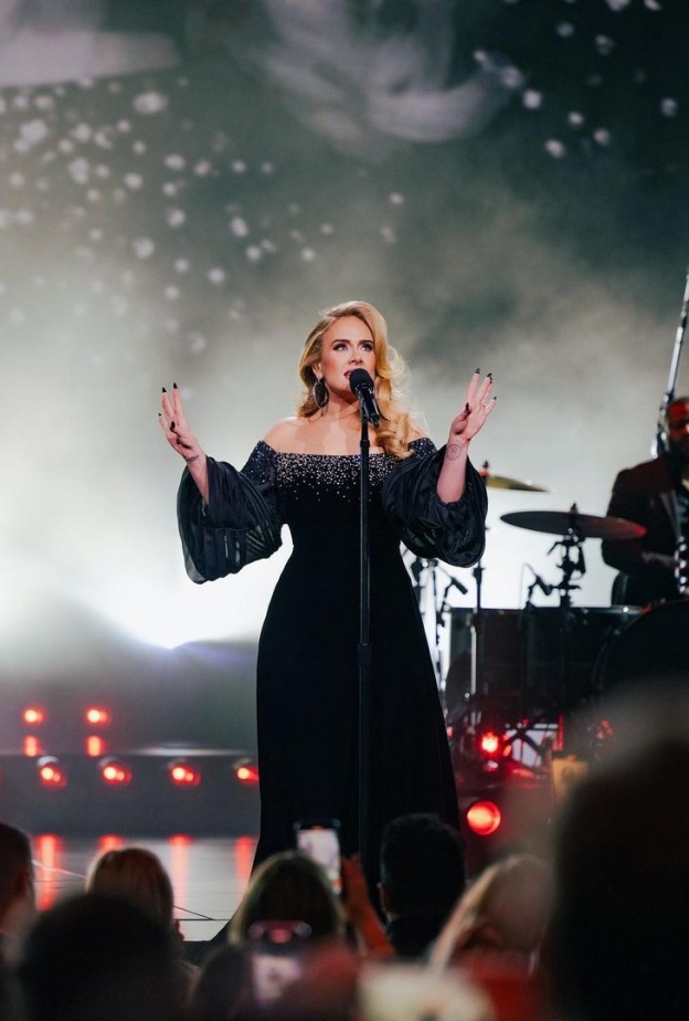 أديل تخطف الأنظار على المسرح بالأسود الانيق 