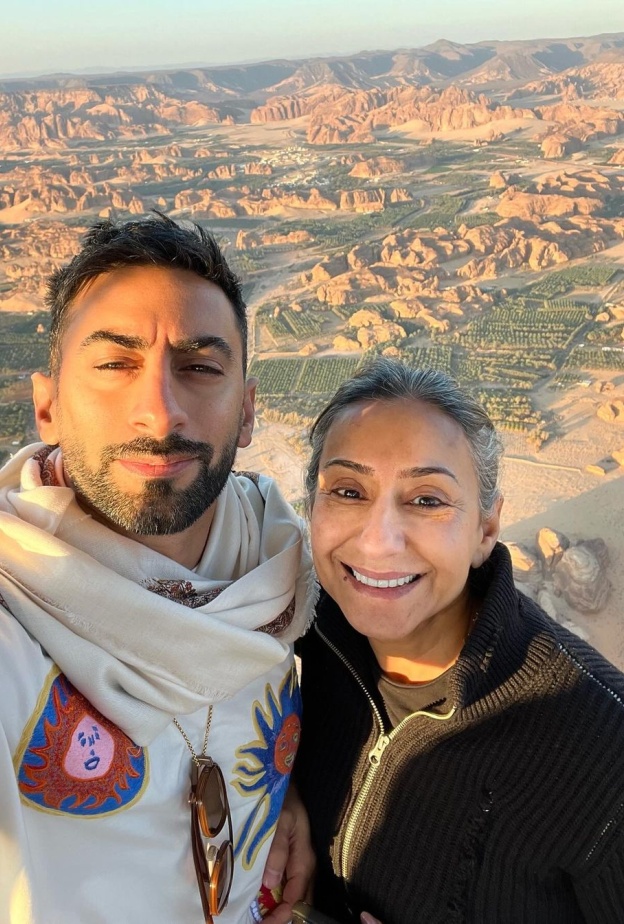 أنس بوخش ووالدته هالة كاظم