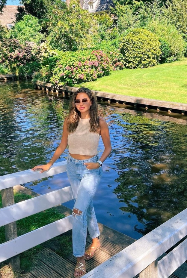 سارة مراد تلهمك بإطلالات كاجوال عصرية تناسب رحلات الاستجمام الصيفية