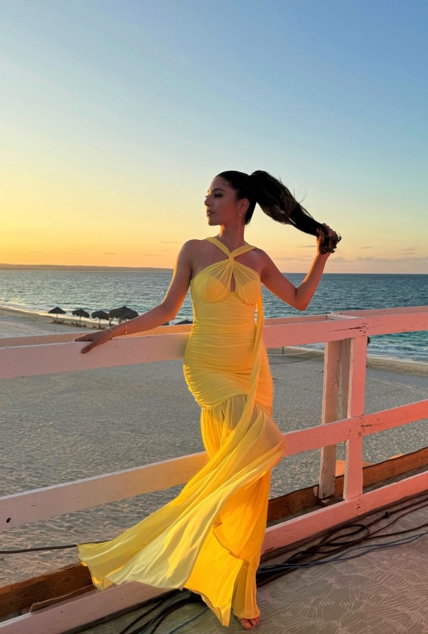 فساتين صيفية مريحة وأنيقة تناسب اجازة البحر من وحي النجمات