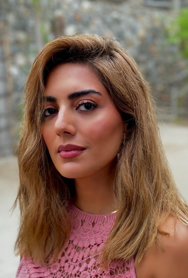 هيا عبد السلام تتحوّل لشقراء وتلهمنا بإطلالات جمالية صيفية لافتة