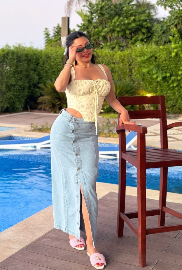 احدث اطلالات النجمات بتصاميم الجينز المتنوعة المناسبة لكل الأوقات