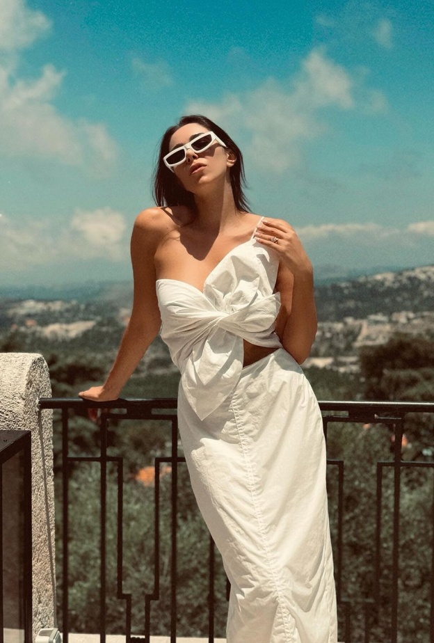 اطلالات النجمات بالأبيض في احدث ظهور لهن بإجازات صيف 2024