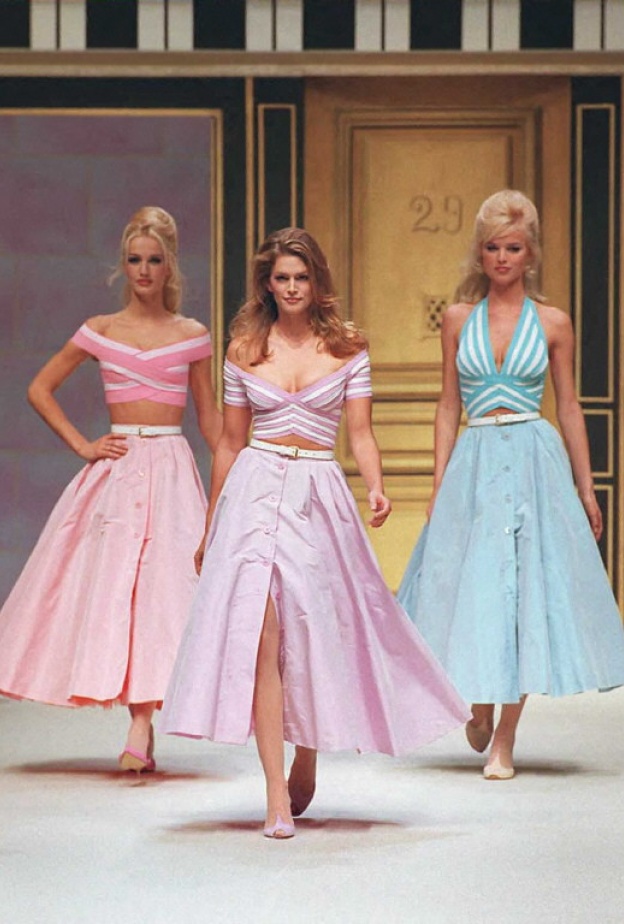 مجموعة من عارضات الأزياء تتوسطهنَّ cindy crawford عام 1996