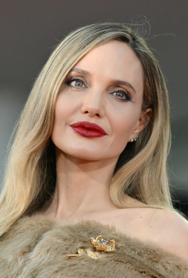 إطلالات أنجلينا جولي تعود الى الواجهة بجمالها في مهرجان فينيسيا السينمائي