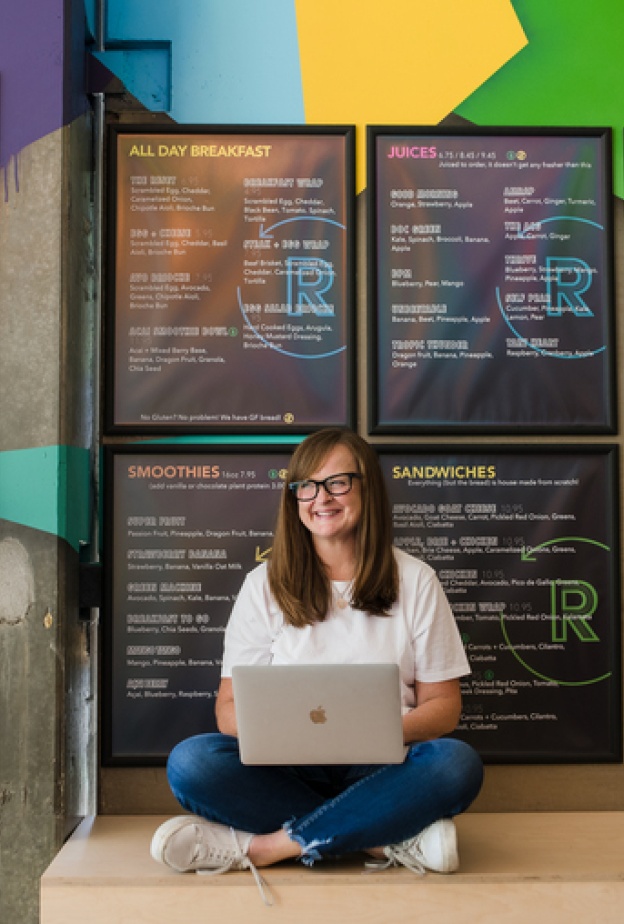 "آن ماري مك كوين" – مؤسسة "هوتفلاش إنك"