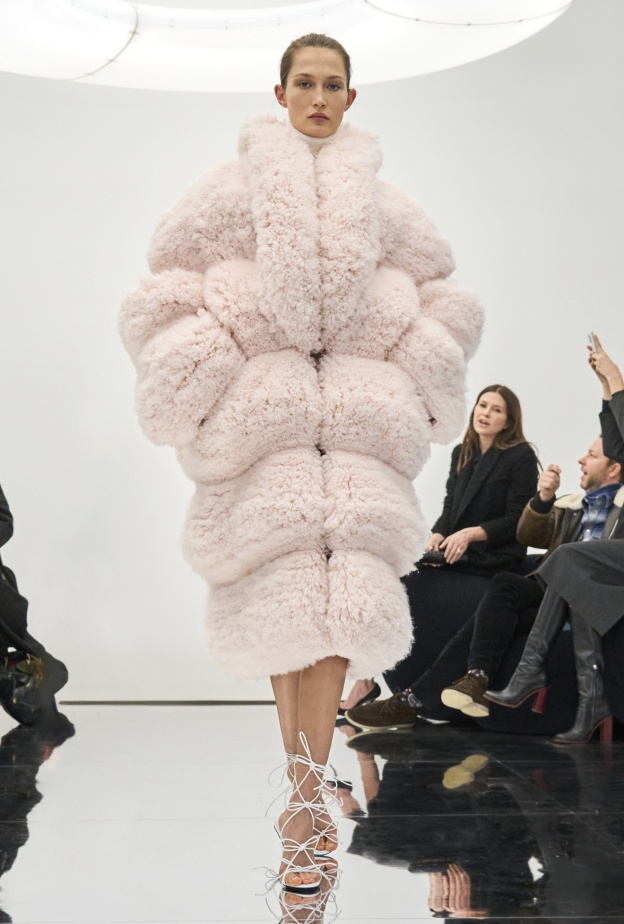 من مجموعة "آلايا" خريف و شتاء 2024 للملابس الجاهزة