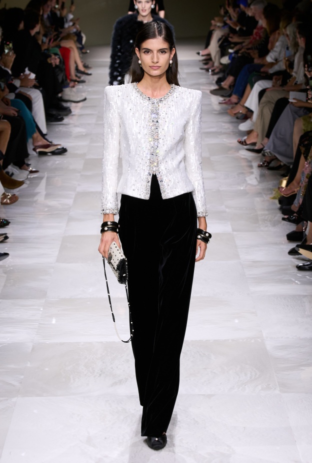 موضة السروال المخملي الأسود صيحة سترافق إطلالاتك في الخريف