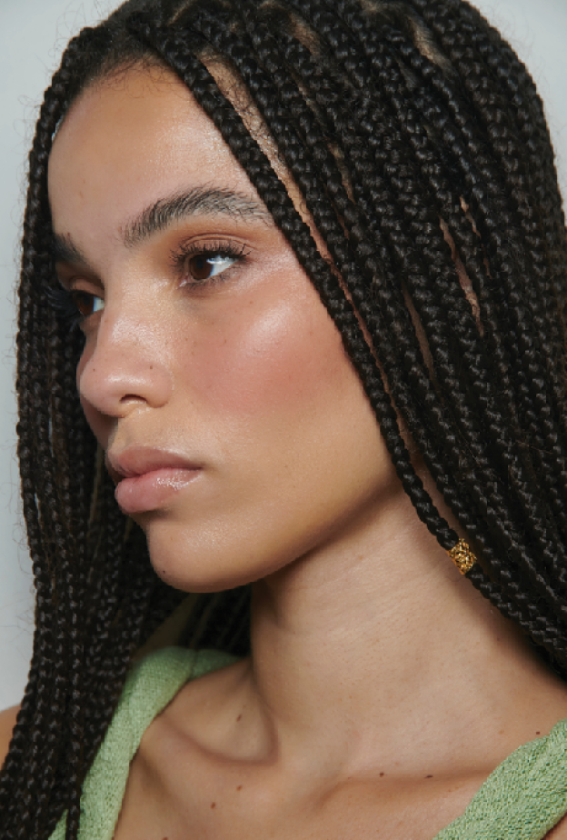 مستحضرات تجميل تضمن تألقك أثناء السفر