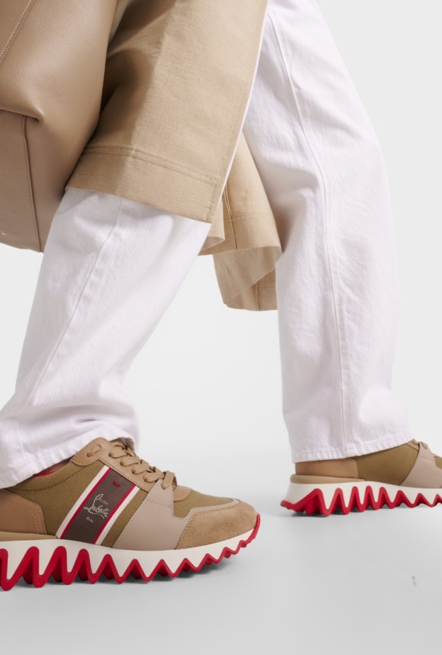 صيحة الأحذية الرياضية: أناقة وراحة في كل خطوة