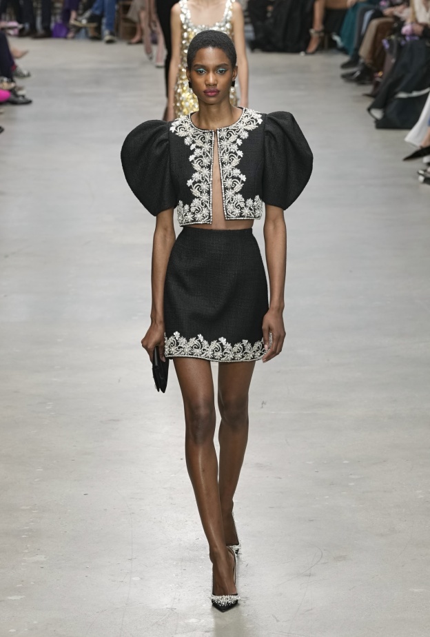 موضة الأكمام البالون في إطلالة من Carolina Herrera 