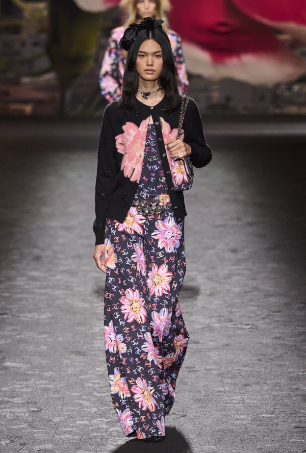 ملابس مطبعة بالورود من Chanel 
