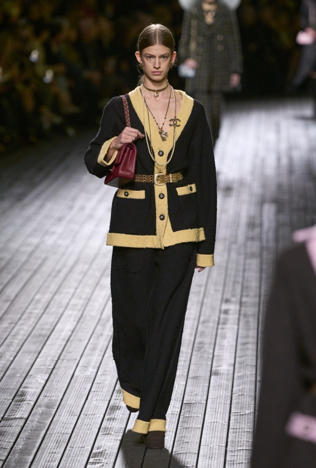 إطلالة من CHANEL