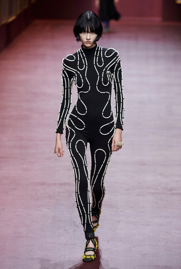 الإنسان والماكينة ووسط الموضة: ما بين الإخراج الفني لعروض الأزياء وتقنيات الأقمشة