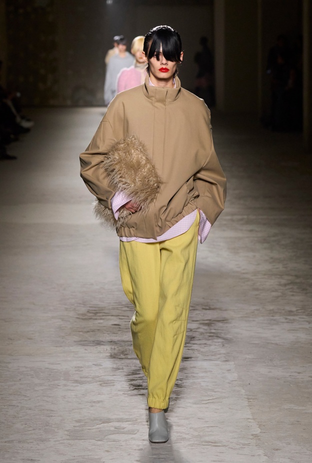 إنطلاقة موضة الخريف لا تكتمل إلا بسراويل صفراء