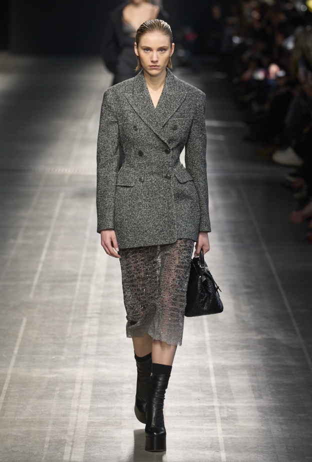 موضة الجاكيتات الرمادية شياكة أساسية في إطلالات الخريف