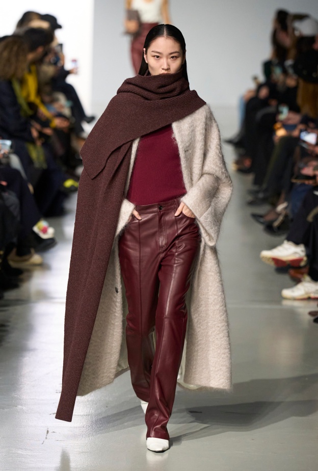 موضة البنطلون البرغندي المفعم بالحيوية في الخريف