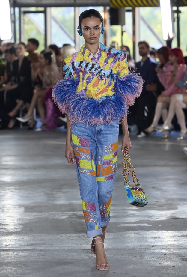 تألقي بأحدث موديلات وألوان الجينز الرائجة لصيف 2024