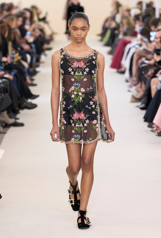 ملابس مطبعة بالورود من Giambattista Valli 