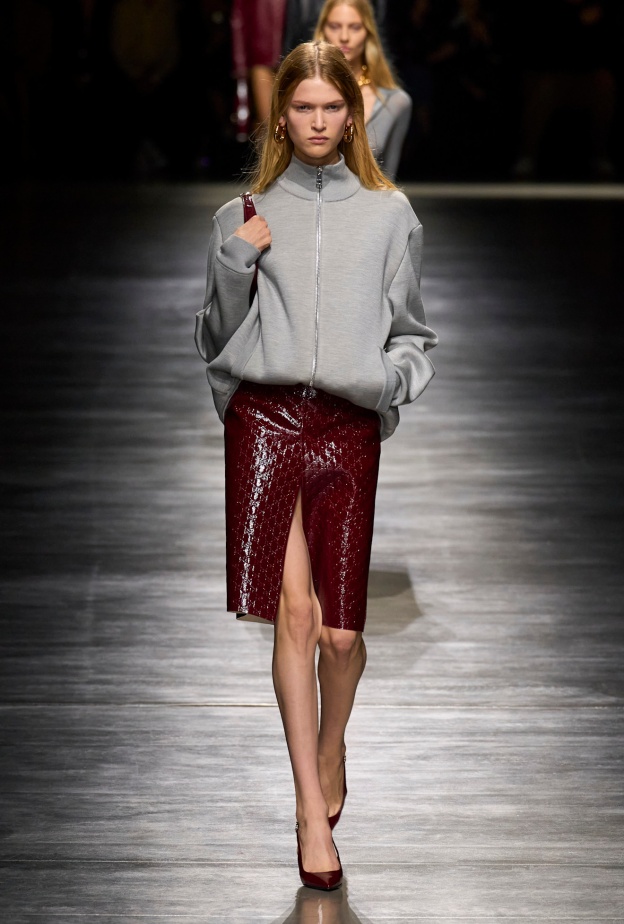 موضة التنانير المتنوعة مع الشق الأمامي تتخطى التقاليد