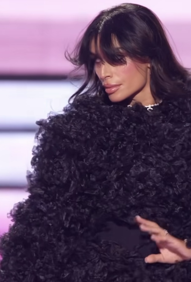 سيفداليزا تتألق بإطلالة درامية من توقيع العلامة السعودية "لورلاين" في العاصمة الرياض