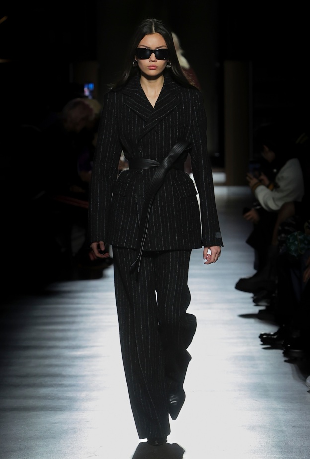 البدلة المقلمة بأرقى إطلالة منKenzo 