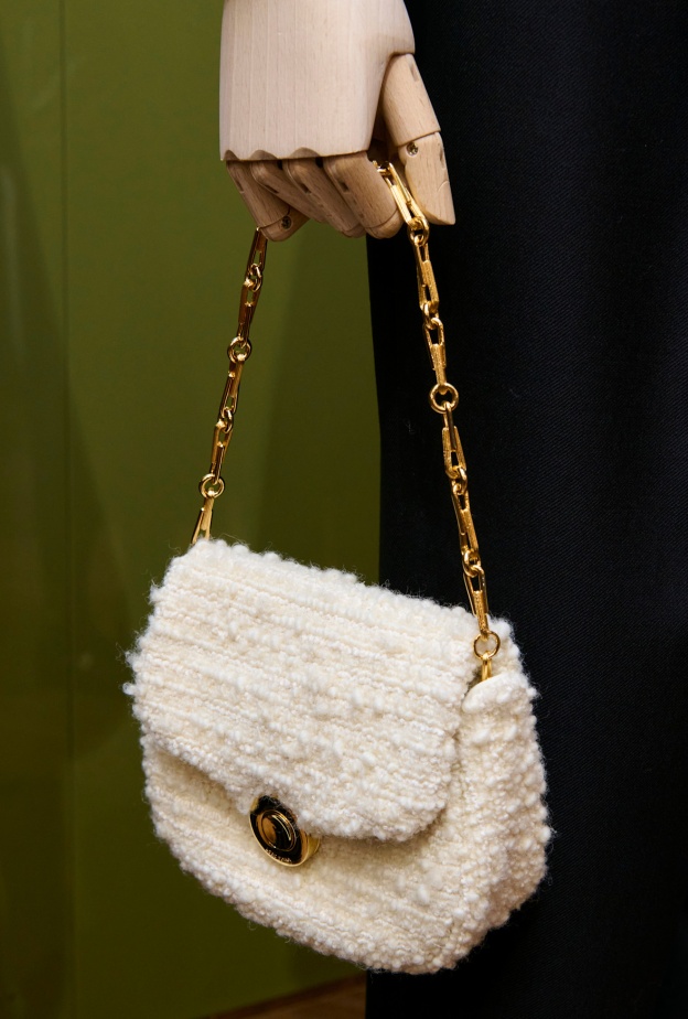 حقائب عصرية باللون الأبيض في الخريف