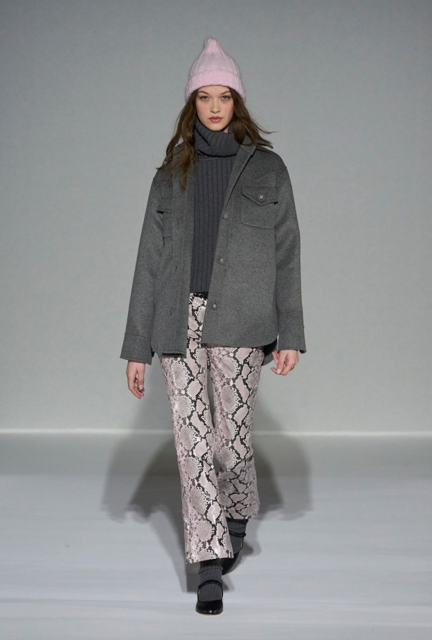 تحرّري من القيود مع موضة البناطيل المنقوشة بجلد الأفعى