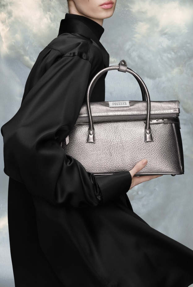 5AC East West حقيبة تجمع بين الطابعين الرسمي والعملي من علامة Maison Margiela