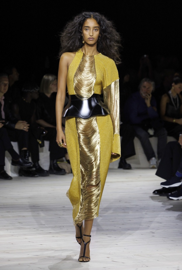  أسطورة اللون الذهبي تنتفل عبر الحضارات لتصل لصيف 2024