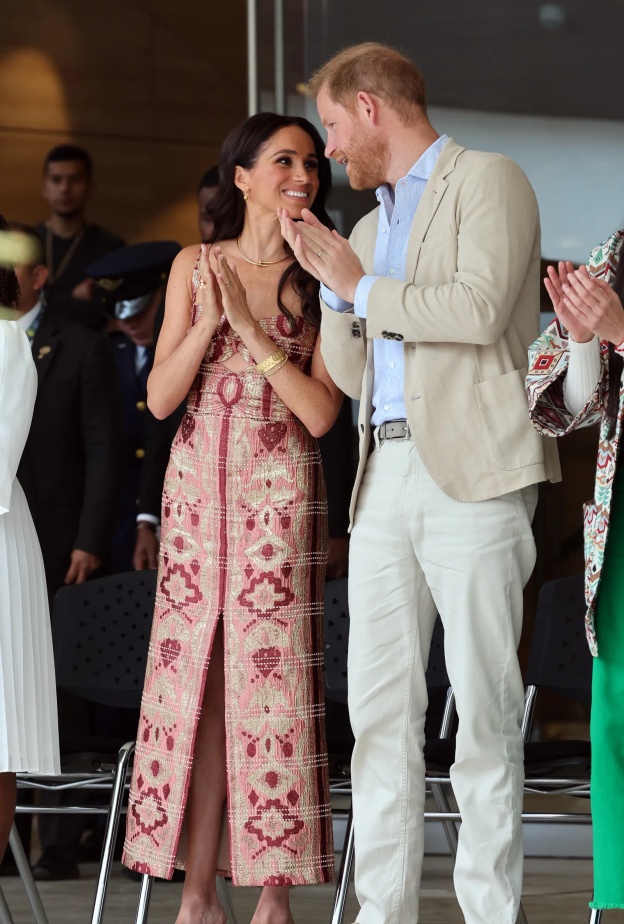 ميغان ماركل تتألق بفستان Johanna Ortiz في كولومبيا