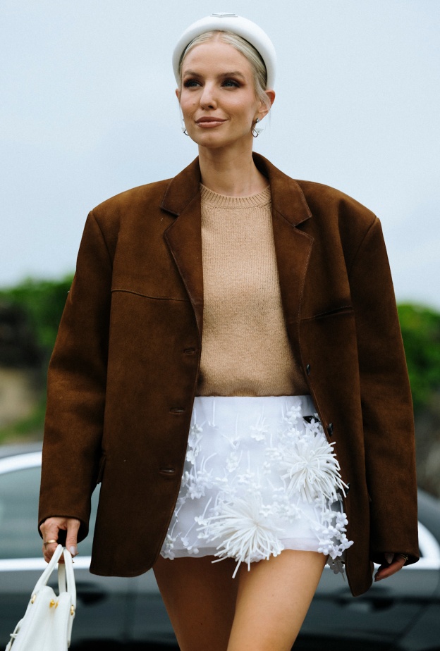 إطلالة بألوان محايدة من Street style