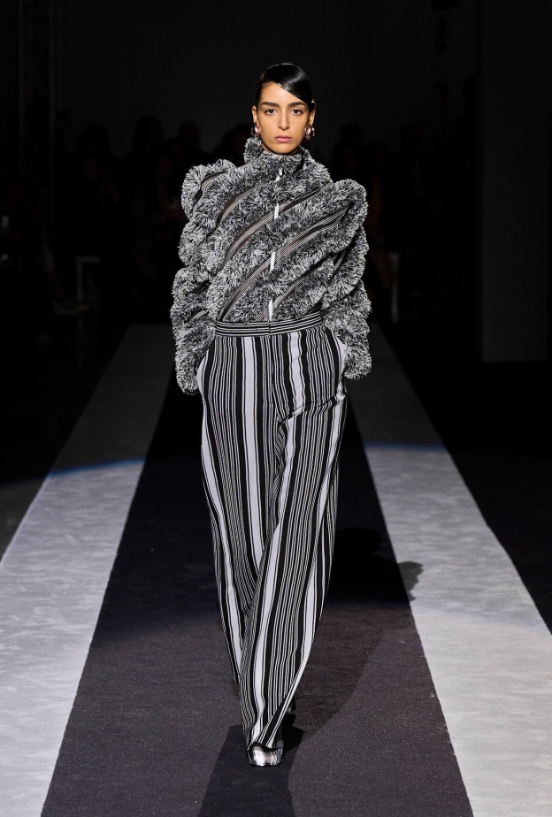  صيحة السراويل المقلمة تبشّر بإطلالات استثنائية في الخريف