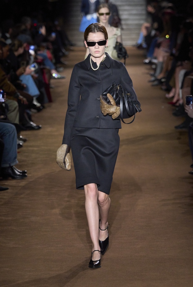 إطلالة من Miu Miu