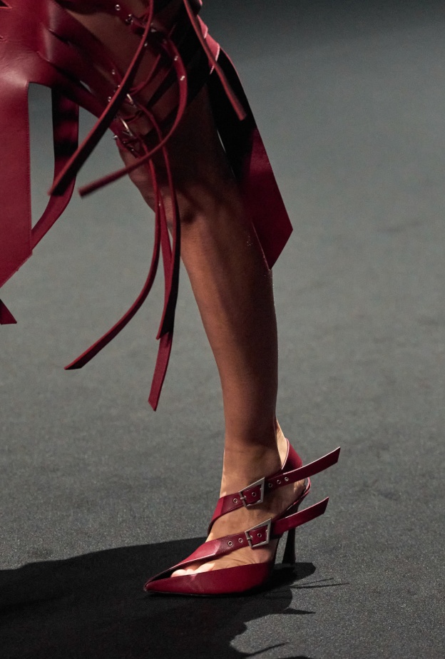 حذاء برأس مدبب مزين بالأشرطة من Mugler