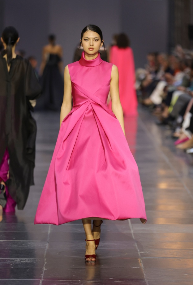 الفستان الفوشيا ما زال في الصدارة في الخريف