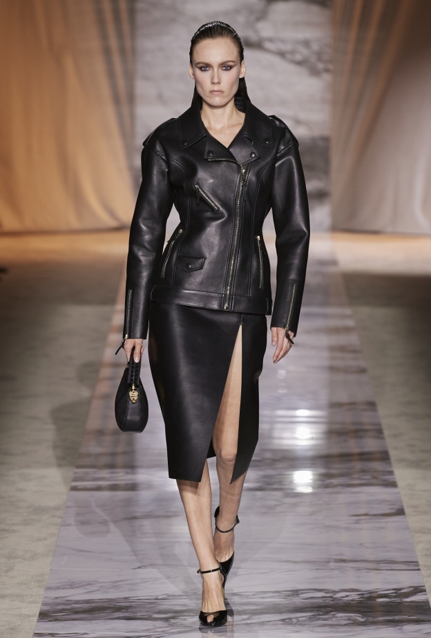 موضة تنانير الجلد مع الشق الأمامي تتخطى التقاليد بقصاتها المقبلة