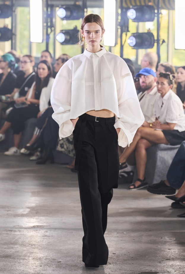 موديل القميص الأبيض الواسع لصيف 2024 Sacai 