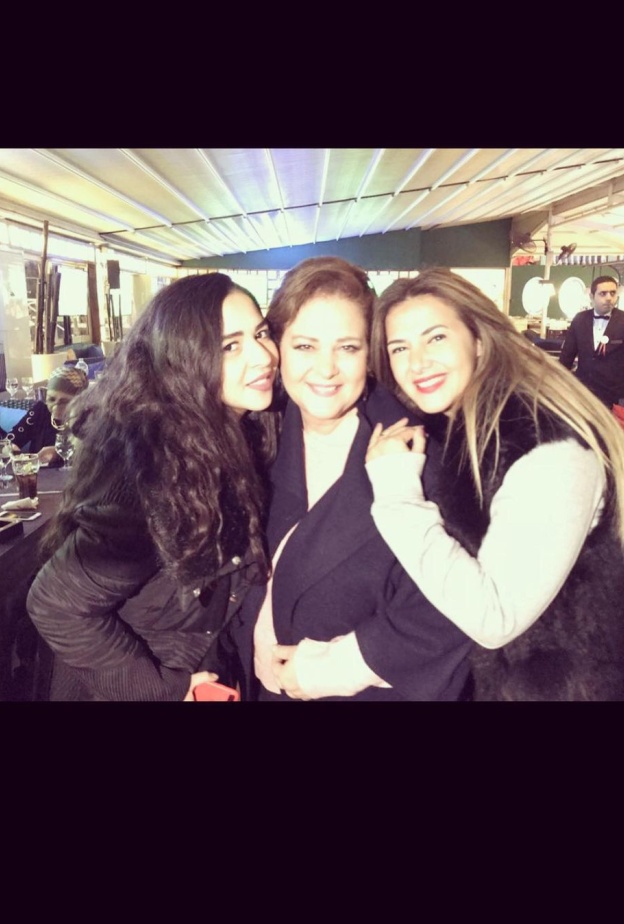 صورة جمعت دلال عبد العزيز ببناتها دنيا وايمي 