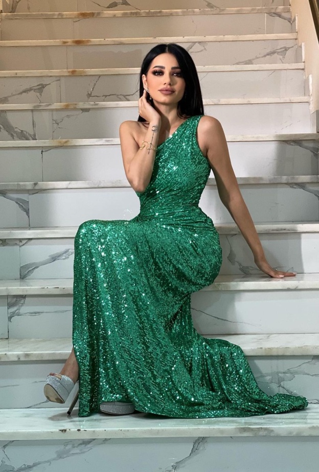 إطلالة مميزة لامعة باللون الأخضر الداكن 