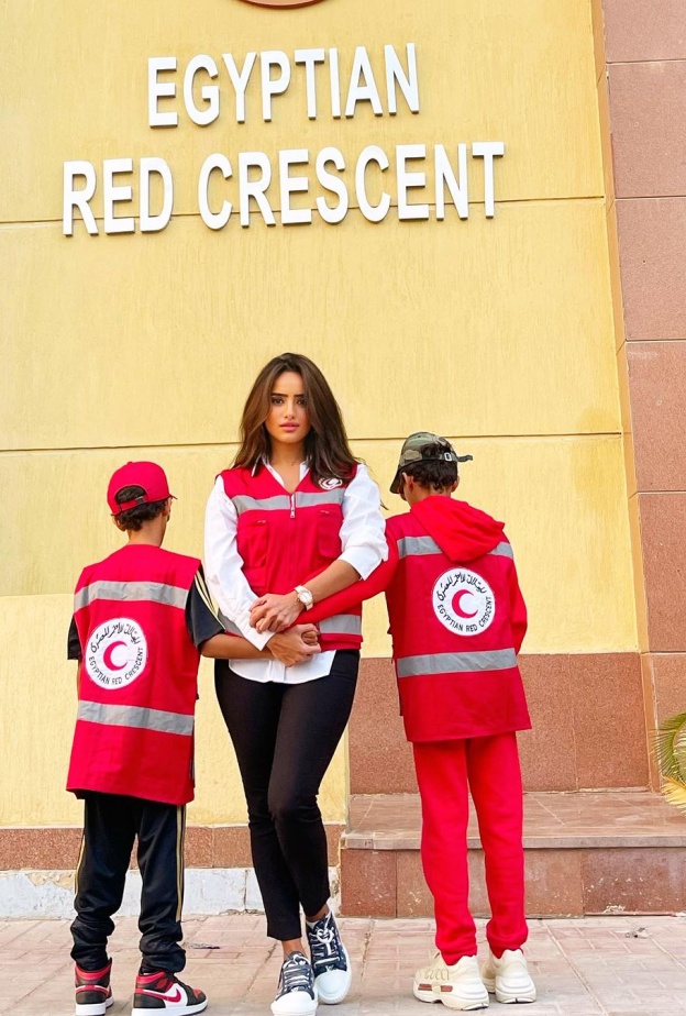 زينة مع توأمها