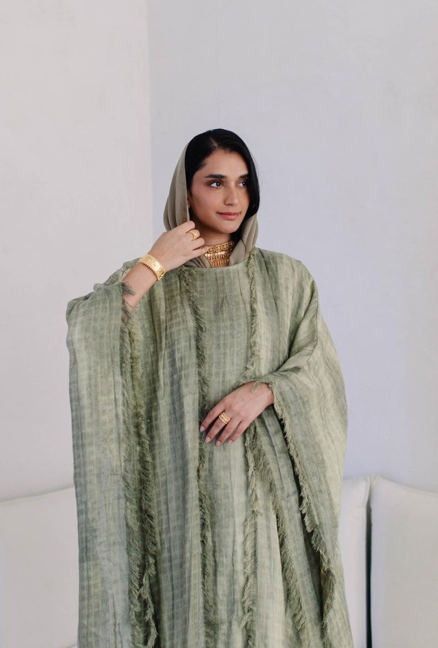 6 طرق لتنسيق القفاطين والعبايات باللون الأخضر لأناقة مشرقة 2024 