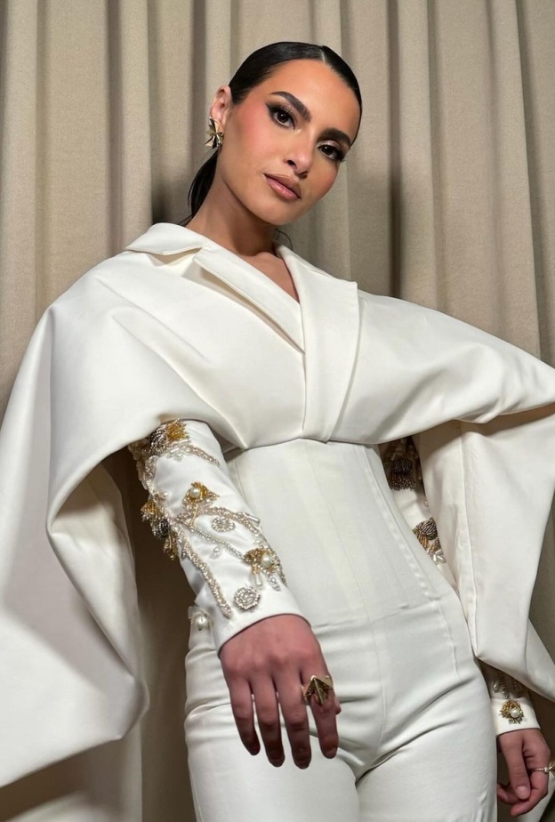 جمبسوت أبيض بتصميم راقي