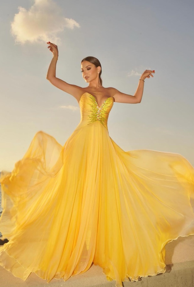 هيلدا خليفة بفستان أصفر زاهي في أحدث جلسة تصوير 