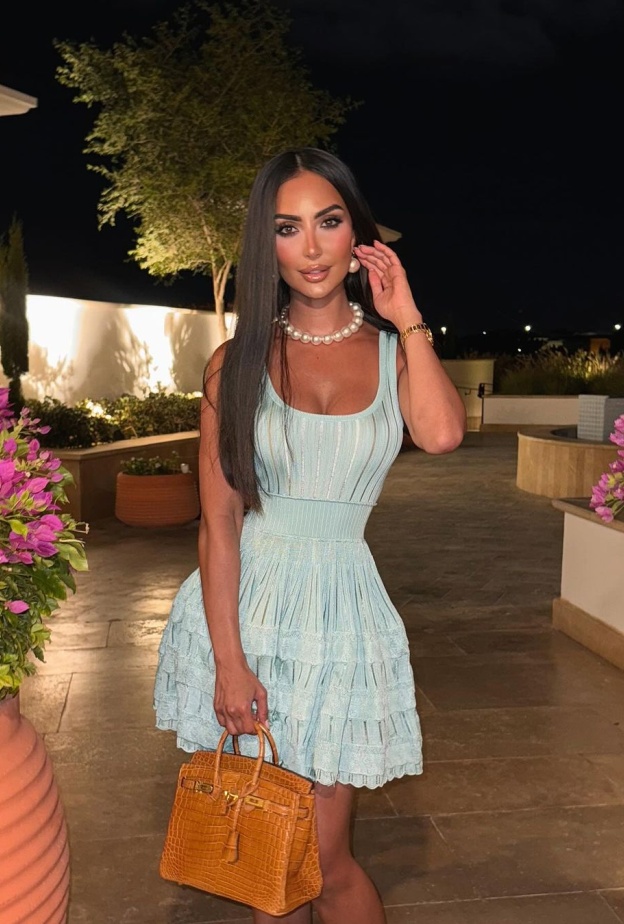 فستان قصير بتصميم بسيط وناعم 