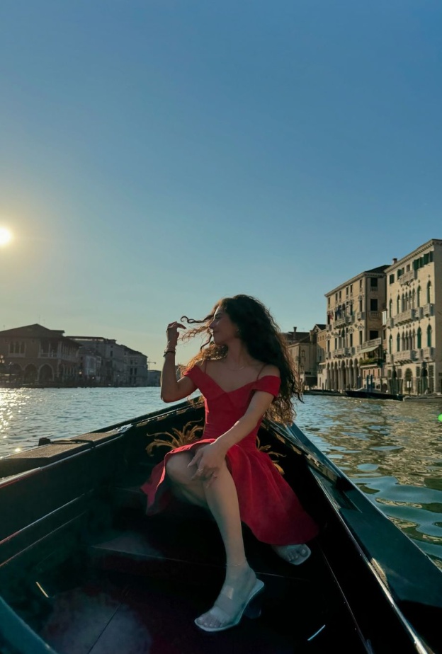 إطلالة شبابية لمايان السيد في فينيسيا