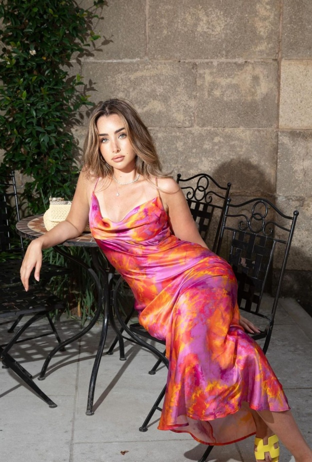 هنا الزاهد تستمتع بإجازتها في إسبانيا 